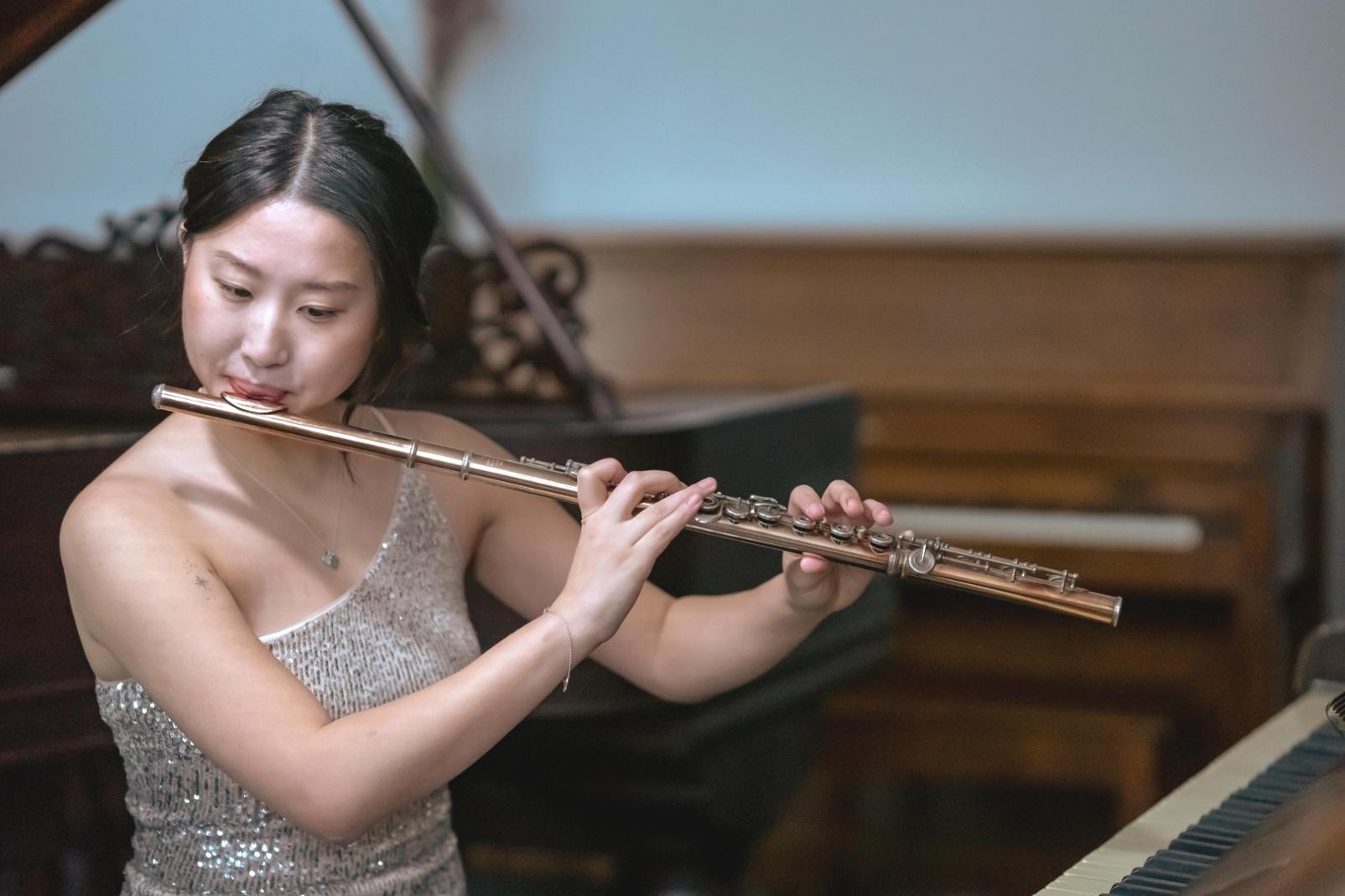 Sessione di improvvisazione musicale in corso con strumenti e spartiti