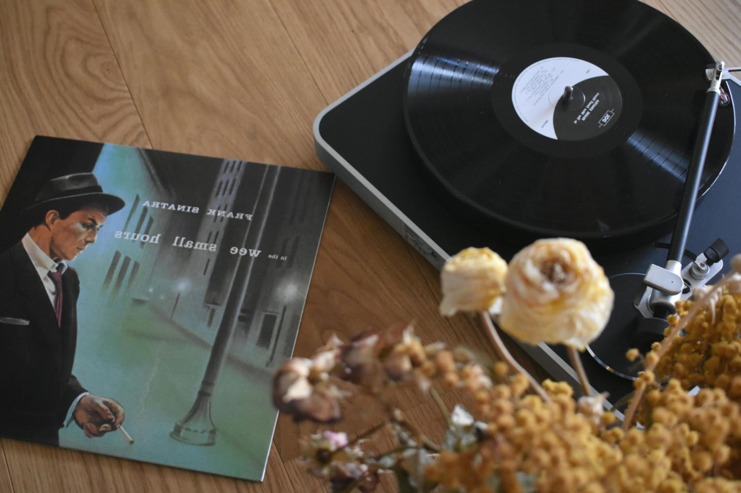 Gruppo di musicisti durante una jam session collaborativa